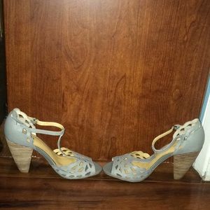 New!! New!! New!! Never worn crown vintage heels